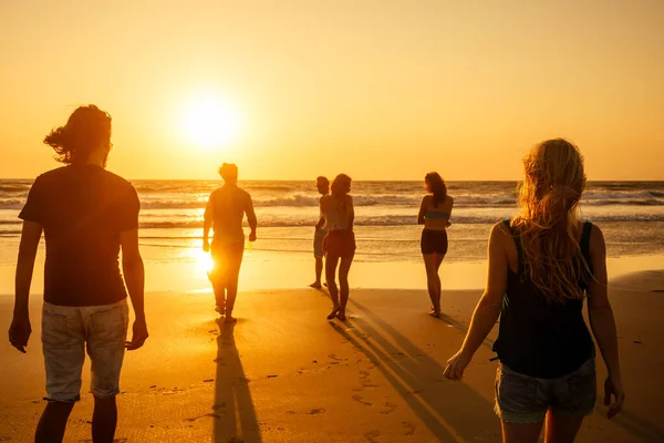 Multikulturelle multinationale glückliche Menschen, die sorgenfrei und glücklich in die Sonne laufen, Urlaub am Meer — Stockfoto