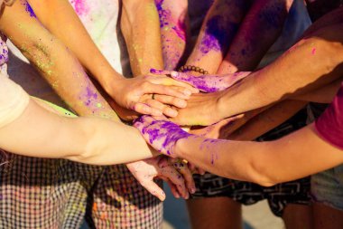Çok uluslu çok kültürlü karışık ırk dostları Goa 'daki kumsalda Holi tozunda
