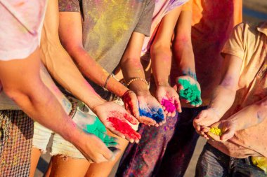 Çok uluslu çok kültürlü karışık ırk dostları Goa 'daki kumsalda Holi tozunda