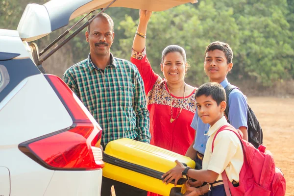 Familia india comprar un coche nuevo y listo para ir de vacaciones en la playa — Foto de Stock