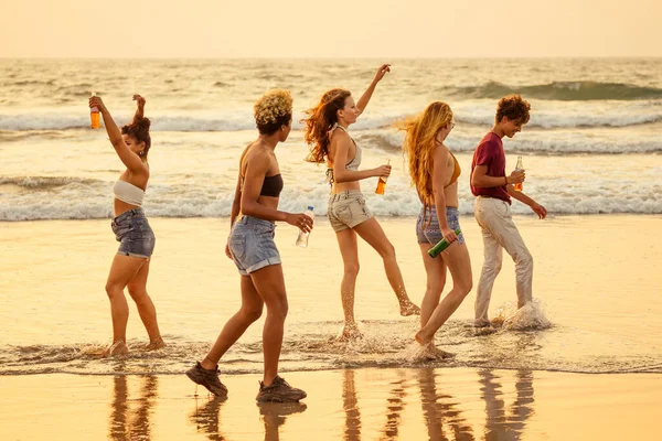 Multi-ethnic group of friends dance at the beach — Stock Photo, Image