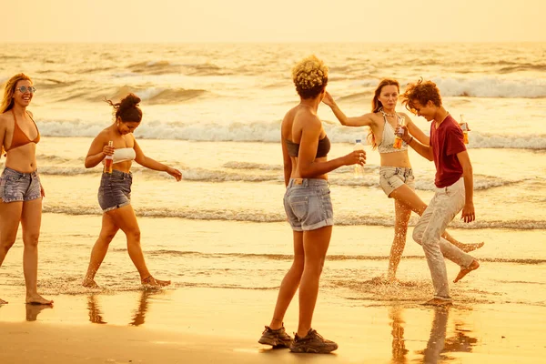 Multi-ethnische Freundesgruppe tanzt am Strand — Stockfoto