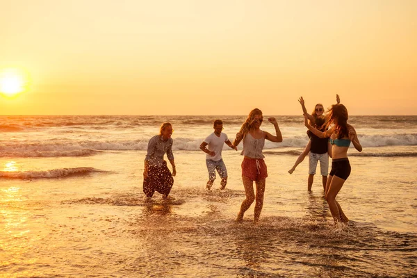 Multikulturelle multinationale glückliche Menschen, die sorgenfrei und glücklich in die Sonne laufen, Urlaub am Meer — Stockfoto