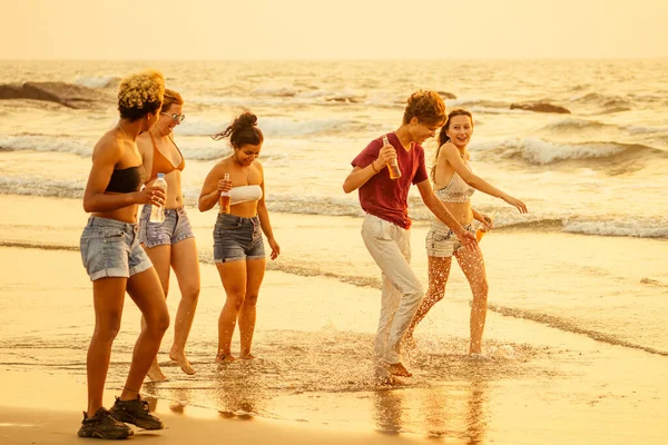 Multi-ethnische Freundesgruppe tanzt am Strand — Stockfoto