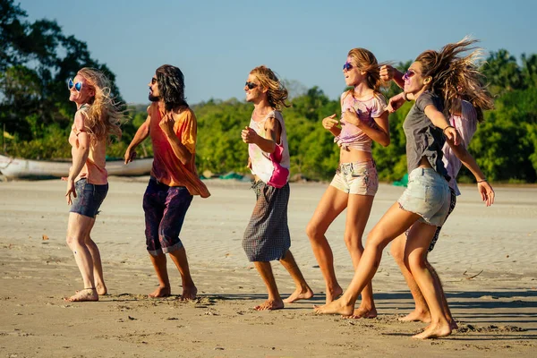 Multinational multicultural mixed race friends in holi dust on beach in Goa — Stock Photo, Image