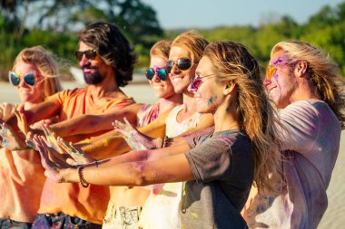 Melez ırk arkadaşları Goa Hindistan 'da deniz kenarında eğleniyorlar.