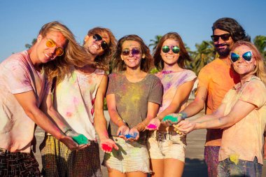 Melez ırk arkadaşları Goa Hindistan 'da deniz kenarında eğleniyorlar.