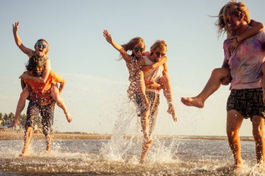 Hindistan 'daki Goa festivalinde akıllı telefondan fotoğraf çeken mutlu insanlar.