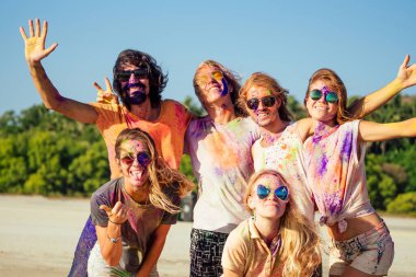 Hindistan 'daki Goa festivalinde akıllı telefondan fotoğraf çeken mutlu insanlar.