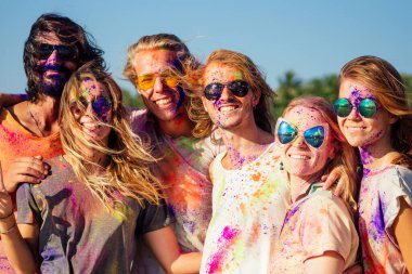 Melez ırk arkadaşları Goa Hindistan 'da deniz kenarında eğleniyorlar.