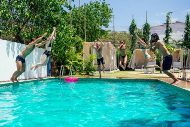 Dikkatsiz, heyecanlı, neşeli, sportif insanlar yüzme havuzunda