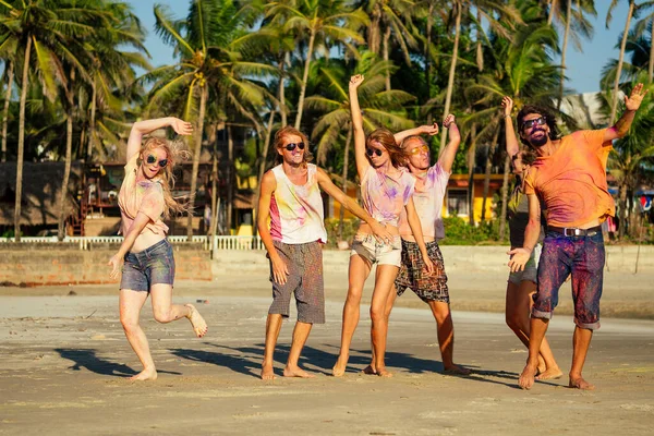 Mixed race friends having fun with colors on seaside outdoors in Goa India — Stock Photo, Image
