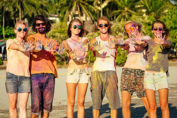 Happy people in colorful holi paint play on beach on festive in Goa beach India — Stock Photo, Image