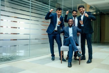 Alış veriş merkezinin koridorunda yürüyen bir adam var.