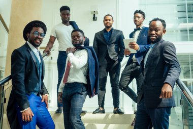 Uluslararası Afro-Amerikan ve Hindistanlı 9 kişilik grup büyük ofiste beyin fırtınasından sonra dinleniyor.