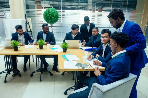 Empresa internacional de negocios de nueve afroamericanos e indios desarrollando una estrategia de ecología construyendo oficina moderna —  Fotos de Stock