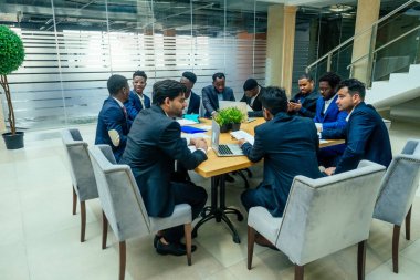 Genç iş grubunun modern ekonomi ofisinde toplantısı var.