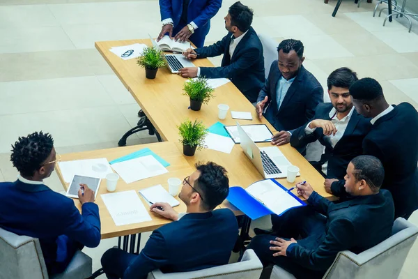 Top view del trabajo en equipo high five un grupo de afro-americanos exitosos, europeos, árabes y coreanos hombres de negocios y mujeres de negocios trabajando —  Fotos de Stock