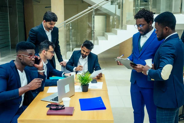 Grupo empresarial joven tiene una reunión en la oficina ecológica moderna —  Fotos de Stock