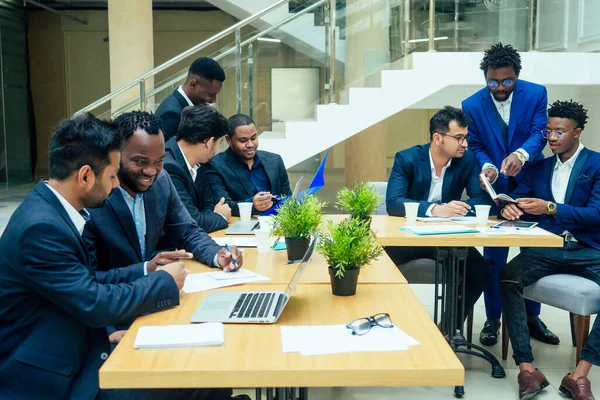 Grupo empresarial jovem tem um encontro no moderno escritório ecológico — Fotografia de Stock