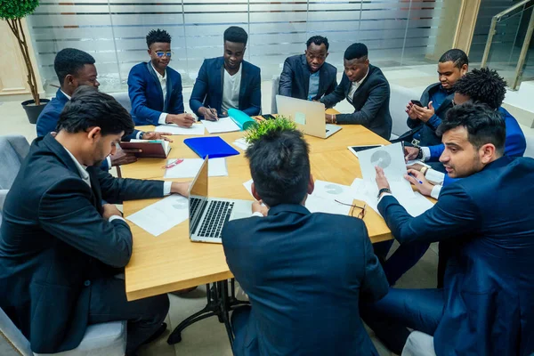 Grupo internacional de nove afro-americanos e indianos tendo um descanso após a tempestade cerebral no grande escritório — Fotografia de Stock