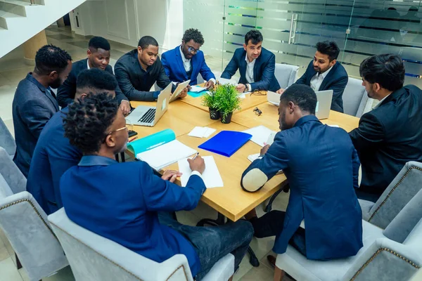 Ung företagsgrupp har ett möte i moderna ekokontor — Stockfoto