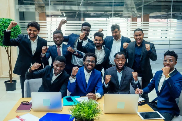 Top view del trabajo en equipo high five un grupo de afro-americanos exitosos, europeos, árabes y coreanos hombres de negocios y mujeres de negocios trabajando —  Fotos de Stock