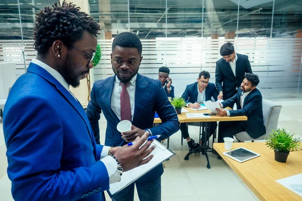 Top view del trabajo en equipo high five un grupo de afro-americanos exitosos, europeos, árabes y coreanos hombres de negocios y mujeres de negocios trabajando —  Fotos de Stock