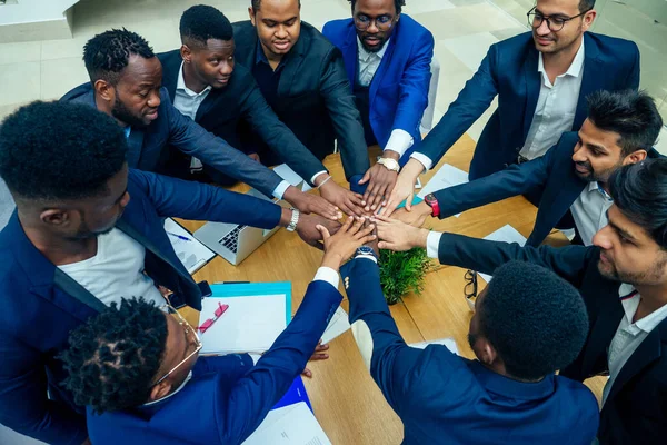 Top view of team work high five en grupp framgångsrika afro amerikaner, européer, arabiska och koreanska affärsman och affärskvinna som arbetar — Stockfoto