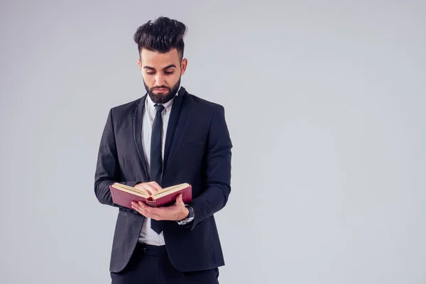 Joven guapo negro cabello hombre en elegante traje de negocios en estudio aislar fondo blanco — Foto de Stock