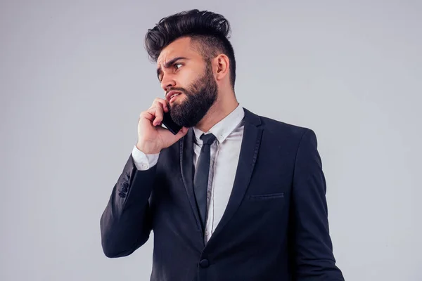 Italiano joven éxito guapo negro cabello hombre en elegante traje de negocios en estudio aislado fondo blanco — Foto de Stock
