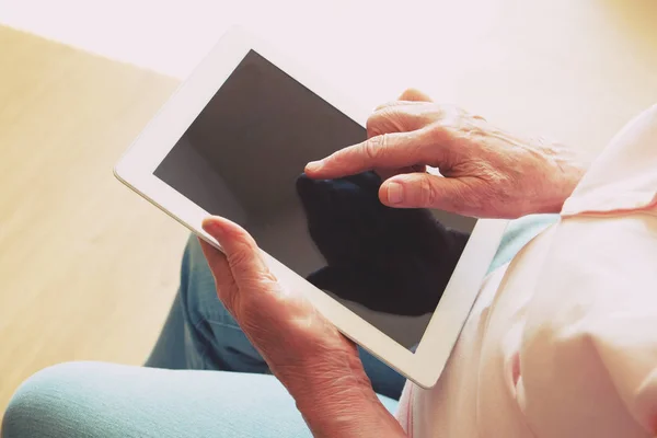 Bejaarde vrouw met behulp van een tablet. Ouderen & technologie — Stockfoto