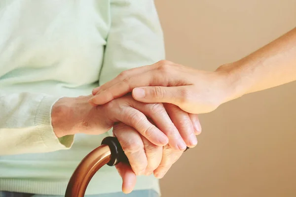 Donna anziana con la badante a casa. Concetto di assistenza sanitaria agli anziani . — Foto Stock