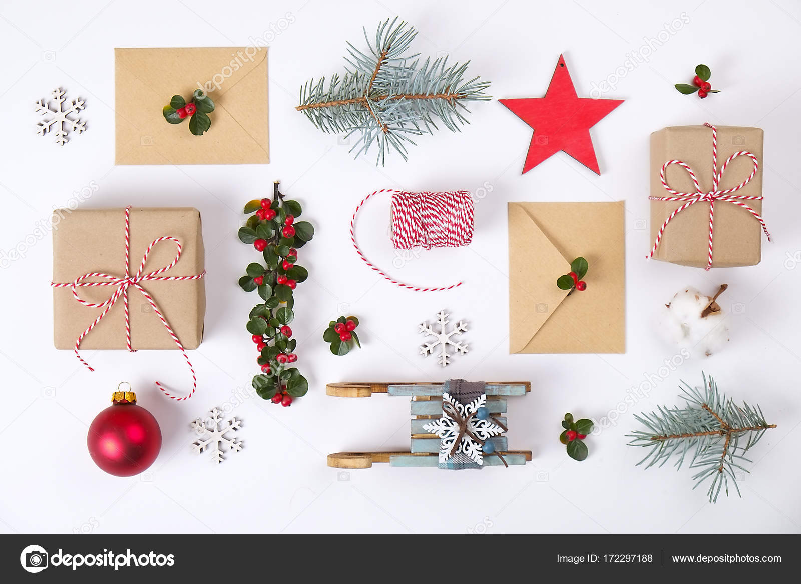 クリスマス新年あけましておめでとうございますの組成物 クリスマス プレゼント 松の枝 赤のボール 封筒 白い木の雪 リボン 赤い果実 現在ラベル フラット トップ ビュー レイアウト コピー スペース ストック写真 C Evrmmnt