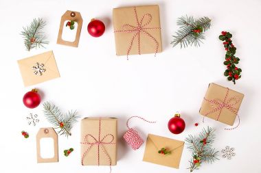 Noel çerçeve kompozisyon. Çam dalı, kırmızı topları, zarf, Beyaz ahşap kar taneleri, şerit ve kırmızı meyveler. Üstten Görünüm, düz yatıyordu, kopya alanı.