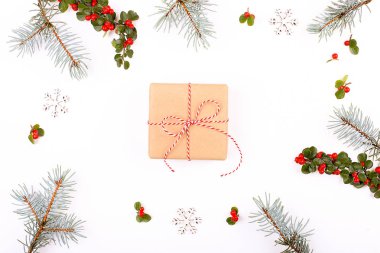 Noel kompozisyon. Noel hediyesi, çam dal ve kırmızı meyveler. Üstten Görünüm, düz yatıyordu, kopya alanı.