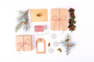 Noel çerçeve kompozisyon. Noel hediyeleri, çam dalı, kırmızı topları, zarf, Beyaz ahşap kar taneleri, şerit ve kırmızı meyveler. Üstten Görünüm, düz yatıyordu, kopya alanı