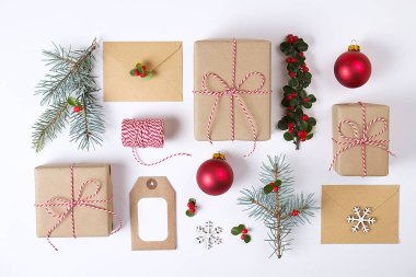 Noel çerçeve kompozisyon. Noel hediyeleri, çam dalı, kırmızı topları, zarf, Beyaz ahşap kar taneleri, şerit ve kırmızı meyveler. Üstten Görünüm, düz yatıyordu, kopya alanı