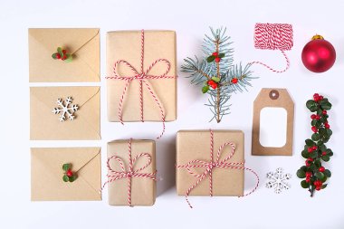 Noel çerçeve kompozisyon. Noel hediyeleri, çam dalı, kırmızı topları, zarf, Beyaz ahşap kar taneleri, şerit ve kırmızı meyveler. Üstten Görünüm, düz yatıyordu, kopya alanı