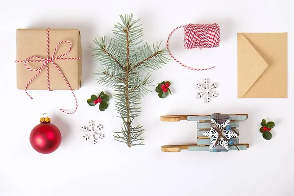 圣诞快乐, 新年作文。圣诞礼物, 松树枝, 红球, 信封, 白木雪花, 丝带, 红浆果和目前的标签。顶部视图, 平躺, 复制空间. — 图库照片
