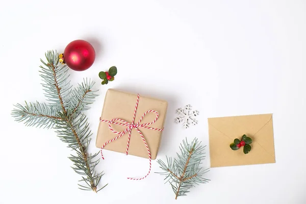 Weihnachts-Geschenk-Box-Kollektion mit Umschlag, Band, roten Beeren für mock up template design. Blick von oben. flache Lage, Kopierraum. — Stockfoto