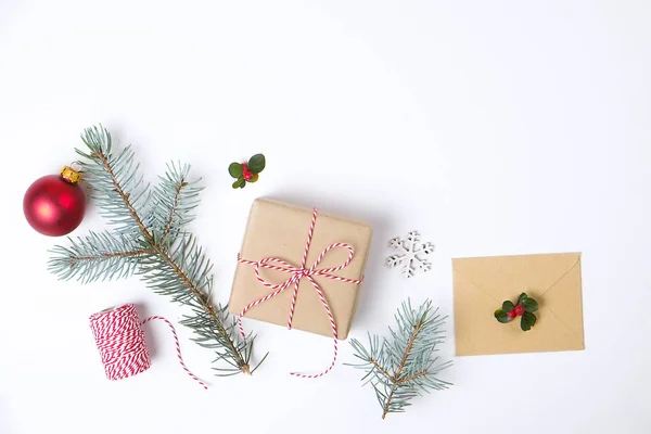 Weihnachts-Geschenk-Box-Kollektion mit Umschlag, Band, roten Beeren für mock up template design. Blick von oben. flache Lage, Kopierraum. — Stockfoto