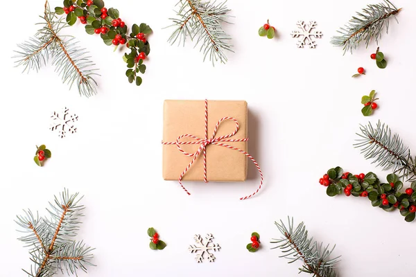 Weihnachtskomposition. Weihnachtsgeschenk, Tannenzweig und rote Beeren. Draufsicht, flache Lage, Kopierraum. — Stockfoto