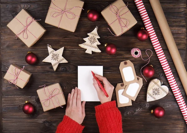 Női kézzel írt levélben Santa karácsonyi ajándékok a fa háttér felülnézet — Stock Fotó