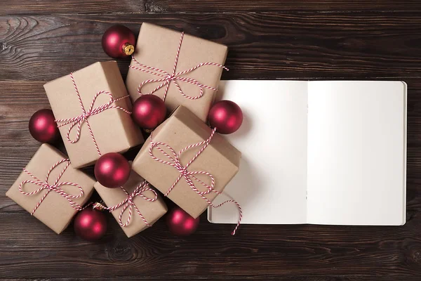 Dekoracji i notebook na blat drewniany vintage widok, Boże Narodzenie, koncepcja planowania. Płaskie lay, miejsca na tekst. — Zdjęcie stockowe