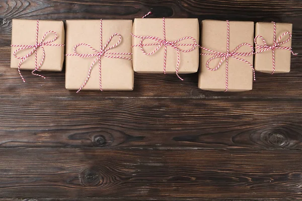 Jul bakgrund med craft gåva lådor på trä bakgrund — Stockfoto