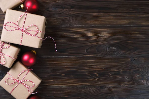 Weihnachtsgeschenke Box Geschenke mit roten Kugeln auf hölzernem Hintergrund von oben Ansicht Text Raum — Stockfoto