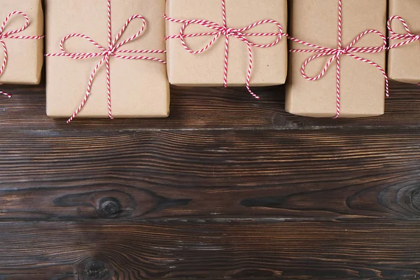 Fundo de Natal com artesanato caixas de presente no fundo de madeira — Fotografia de Stock