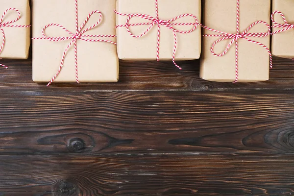 Fundo de Natal com artesanato caixas de presente no fundo de madeira — Fotografia de Stock