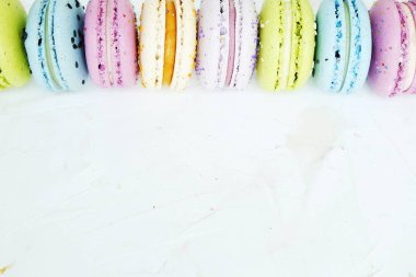 Bademli kurabiye, Fransızca macaroons veya macaron bahar sakura çiçekleri ile farklı türleri. Renkli kurabiye. Gıda arka plan. Metin alanı.